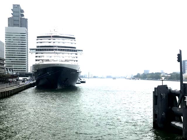 Cruiseschip ms Rotterdam VII van de Holland America Line aan de Cruise Terminal Rotterdam